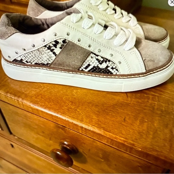 Crown Vintage Cream and Brown Kalinda sneaker woman’s size 6.5 snakeskin suede - Picture 2 of 9